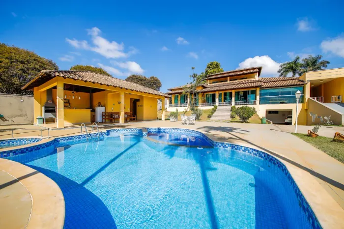 Casa com 3 suítes e piscina aquecida no Aeroporto para venda