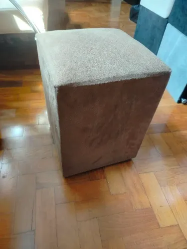 Lote com 10 Puffs Quadrados em Suede (Seminovos) - Estrutura de Madeira