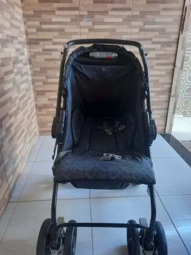 Vendo carrinho de bebê bem conservado