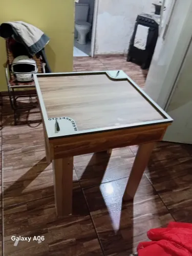 Mesa de dominó com marcador de ponto