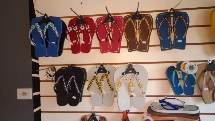 SANDÁLIAS PERSONALIZADAS COM MIÇANGAS, VÁRIAS CORES E TAMANHOS
