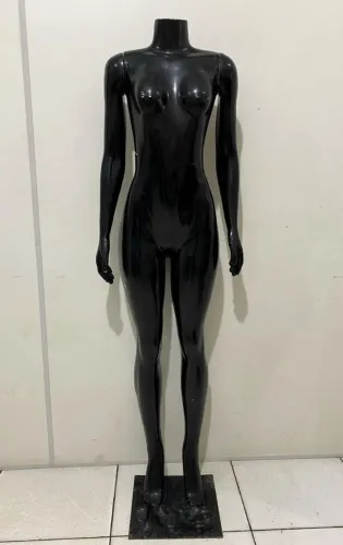 Manequim feminino completo