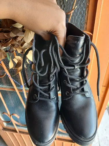 Bota preta salto grosso
