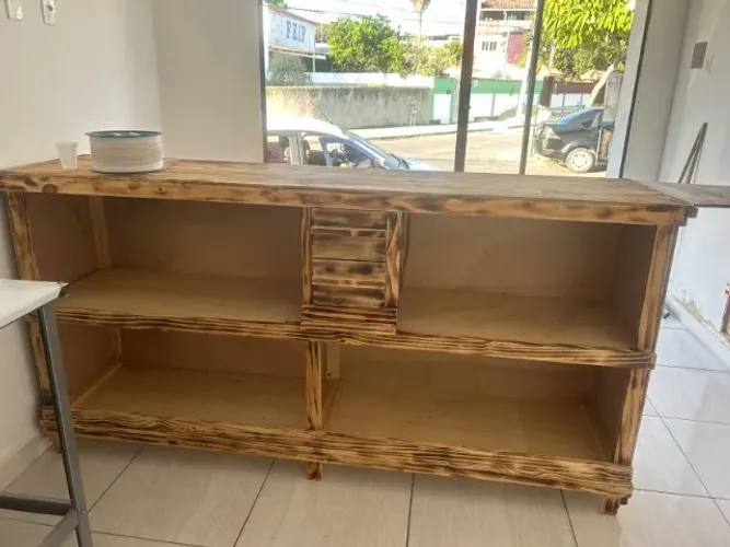 Balcão com gavetas. 