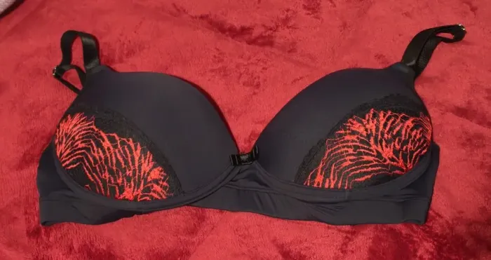 Sutiã preto com detalhes em vermelho tam 48