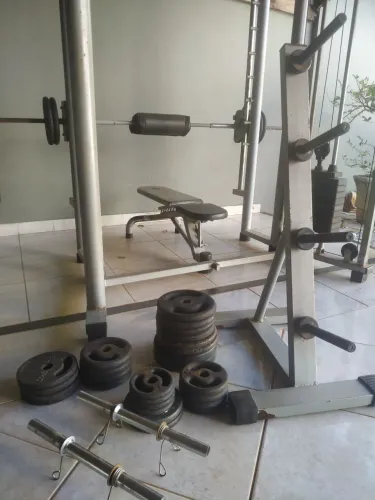 Torre Expositor de anilhas mais 118 kg de anilhas de ferro mais 2 halteres com grampos