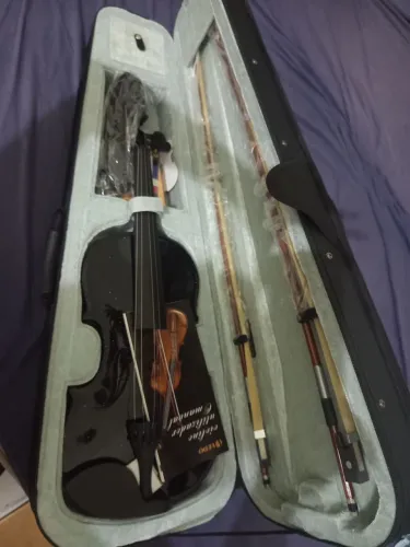 Violino preto praticamente novo pra vender rápido 
