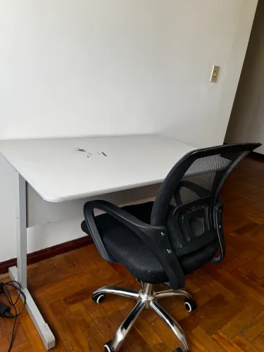 Mesa e cadeira de escritório