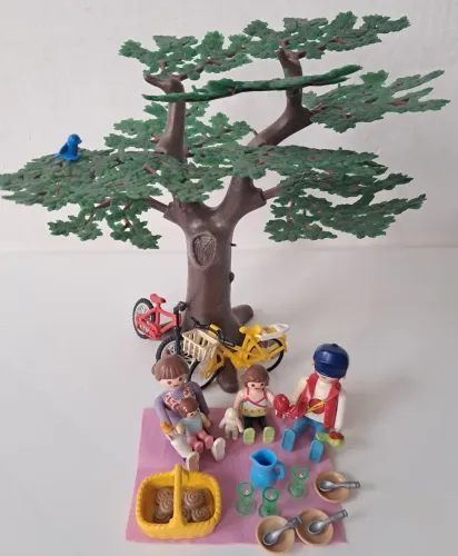 Playmobil Piquenique em Família Debai com Acessórios xo da Árvore 