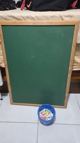 Lousa brinde giz várias cores <br>25,00 reais