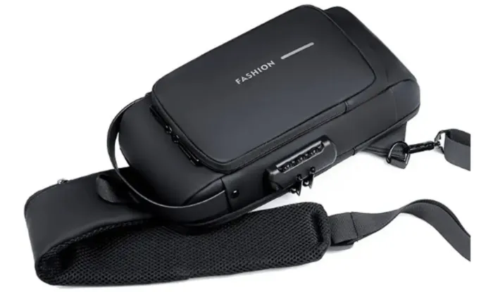 Mochila Transversal Ombro Cor Preto Impermeável com Cadeado Porta de Carregamento USB