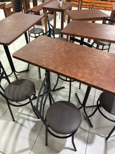 Lotes com mesas e cadeiras 