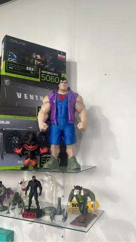 Superman Musculoso Estilo Urbano - Boneco Grande  quase 47 cm