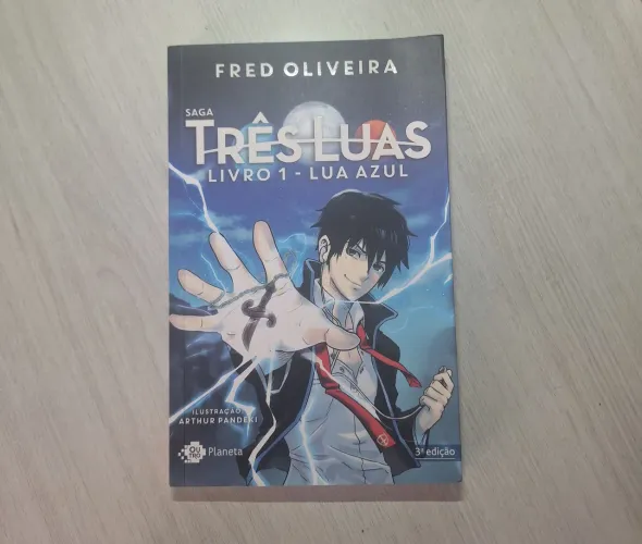 Livro Saga três luas - Lua azul