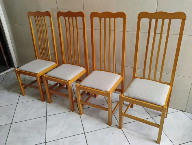Cadeiras de madeira maciça