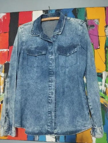 Camisa jeans feminina manga longa Tam G detalhes na gola