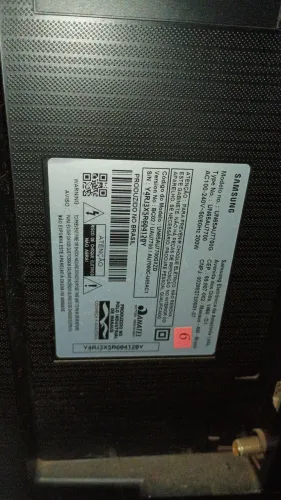 TV 65 polegadas com defeito