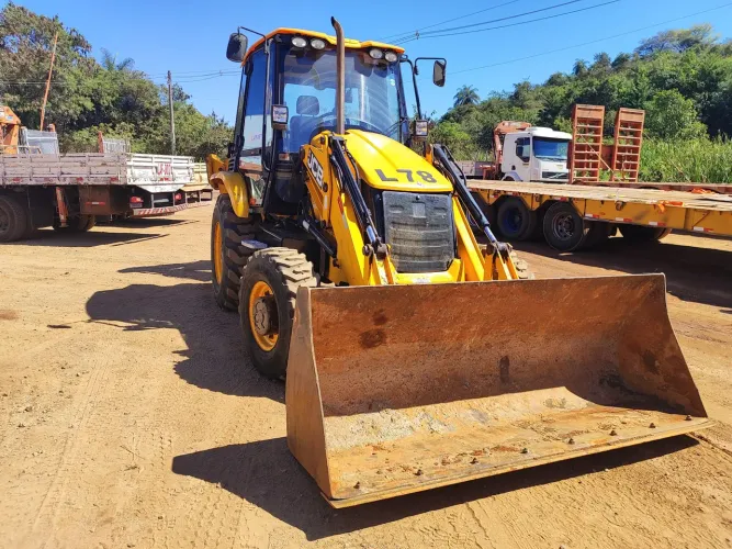 Retroescavadeira JCB 3CX - 4x4 