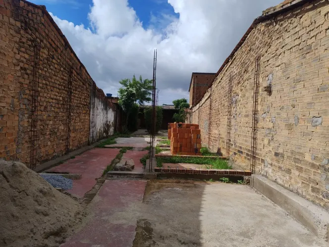 Terreno no trapiche, medindo 6 de largura por 30 de comprimento, escriturado e registrado.