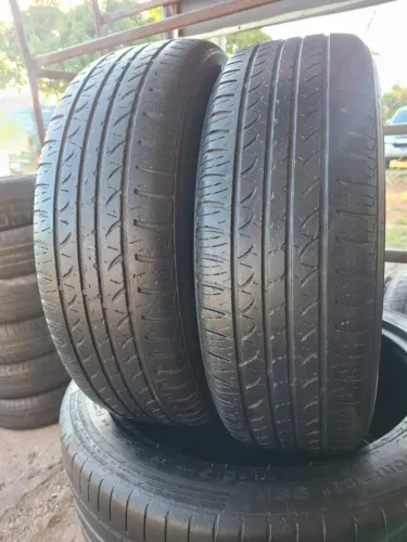 Par de pneus 185/65/14 usados bons de borracha 