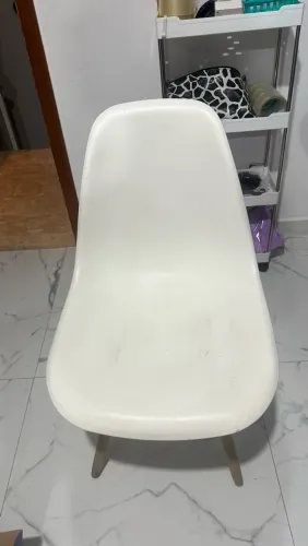 Cadeira Charles Eames Branca com Pés de Madeira