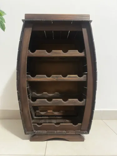 Adega rústica com capacidade para 15 vinhos