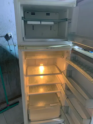 Geladeira em perfeito estado pra sair logo