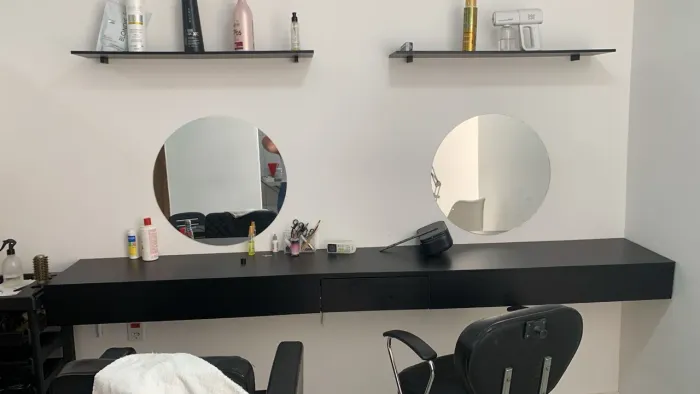Bancada e cadeira para salão ou barbearia 
