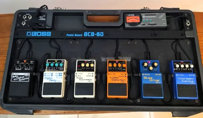 Pedalboard Analógico BOSS BCB-60 Completo com 6 Pedais + Afinador + Fonte