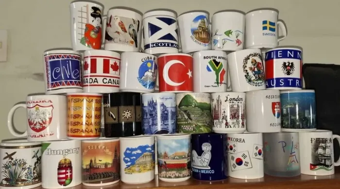Coleção de 50 Canecas de Porcelana de Países (França, Portugal, Itália, Japão, Espanha...)