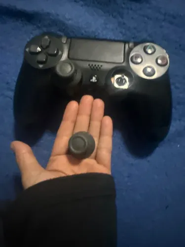 Controle de play 4 com o analógico direito quebrado