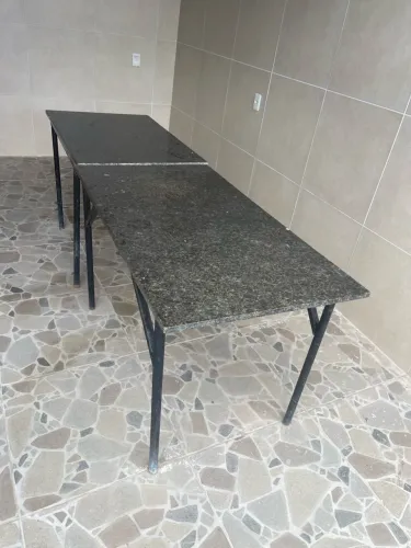 Mesa de granito com metalon