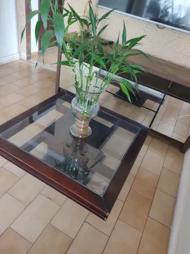 Mesa de centro de madeira e vidro 