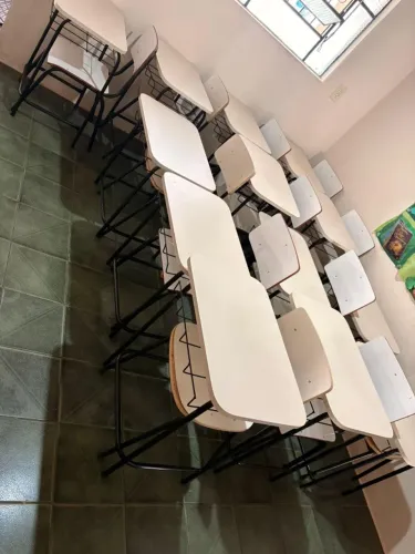 20 cadeiras escolhares e mesas 