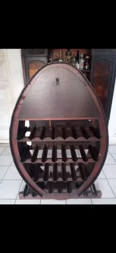Adega de madeira usada