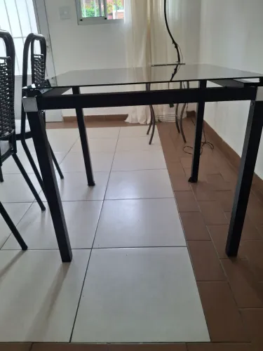 Vendo mesa de vidro cor preto com duas cadeiras em ótimo estado 