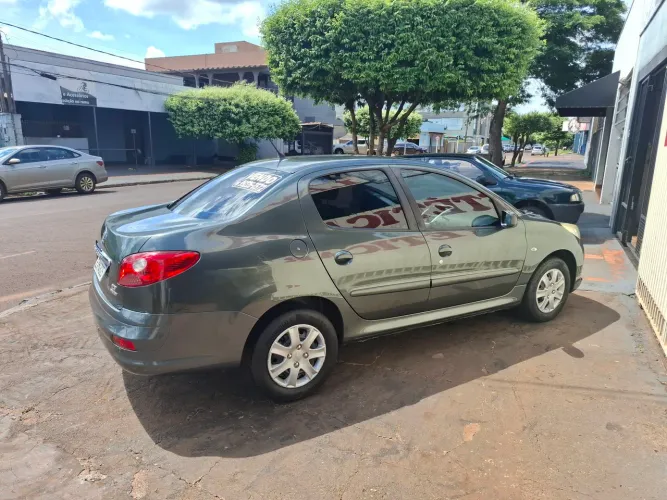 Peugeot 207 Sedan Passion XR 1.4 Flex 8V 4P 2013