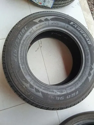 01 Pneu 215/75R16C