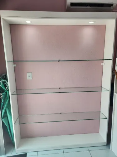 Móvel de loja MDF branco com prateleiras de vidro