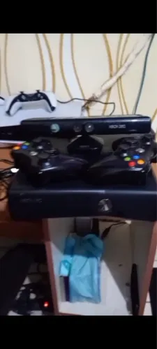Xbox 360 completo destravado com jogos e dois controles R$600