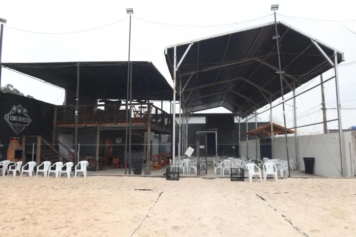 COBERTURA COM ESTRUTURA DE FERRO E LONA.