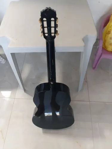 Violão em bom estado mas sem cordas