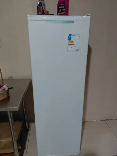 Freezer vertical semi novo