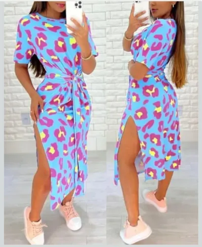 Vestido feminino sexy com estampa de leopardo, gola redonda e fenda lateral, justo.