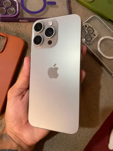 iPhone 15 Pro Max  semi novo e sem avarias, 4.000 a vista
