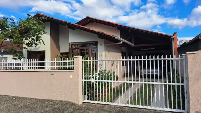 Casa Itoupava Norte, direto com proprietário, 5 quartos, com piscina. Ótima localização.