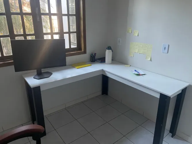 Escrivaninha em L - Semi Nova - R$ 200