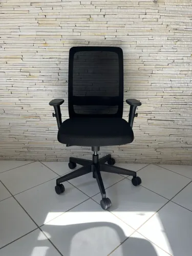 Cadeira de Escritório Cavaletti Vélo Light com Braços e Mecanismo Syncron