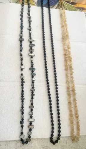 Vende-se 3 Colares grandes 80 cm cada. Citrino, Ágata preto e Madrepérola.