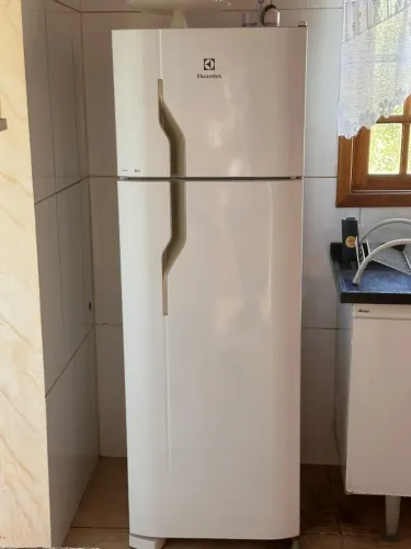 Geladeira Electrolux 260L Duplex Cycle Defrost DC35A